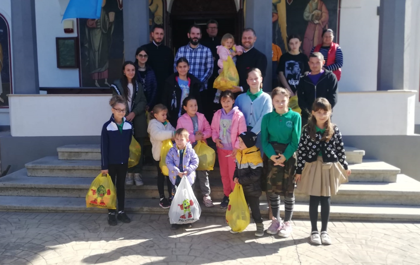 Haine şi încălţăminte pentru copiii sinistraţi