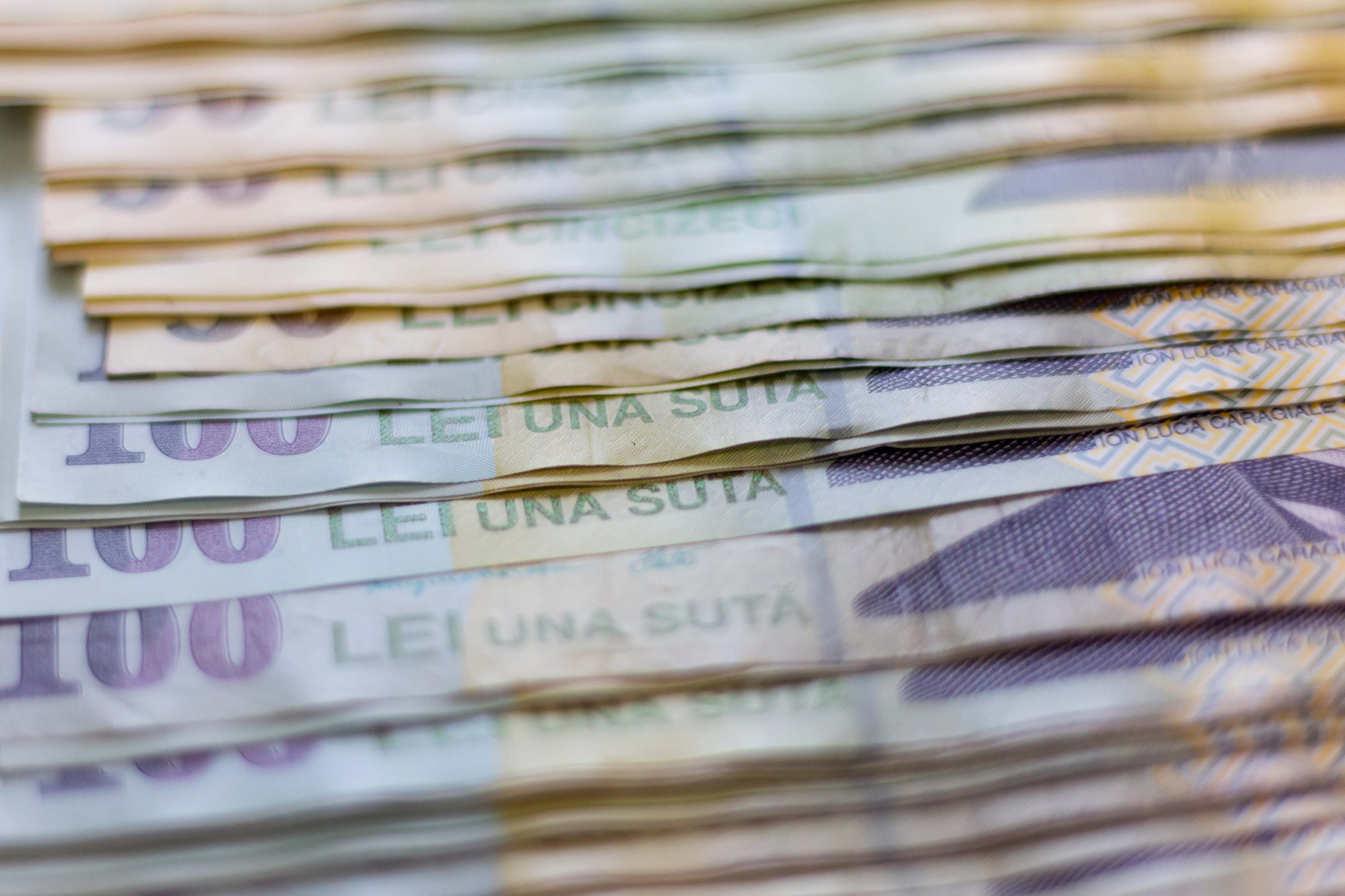 ANALIZĂ. August s-a transformat în luna deprecierii pentru leu
