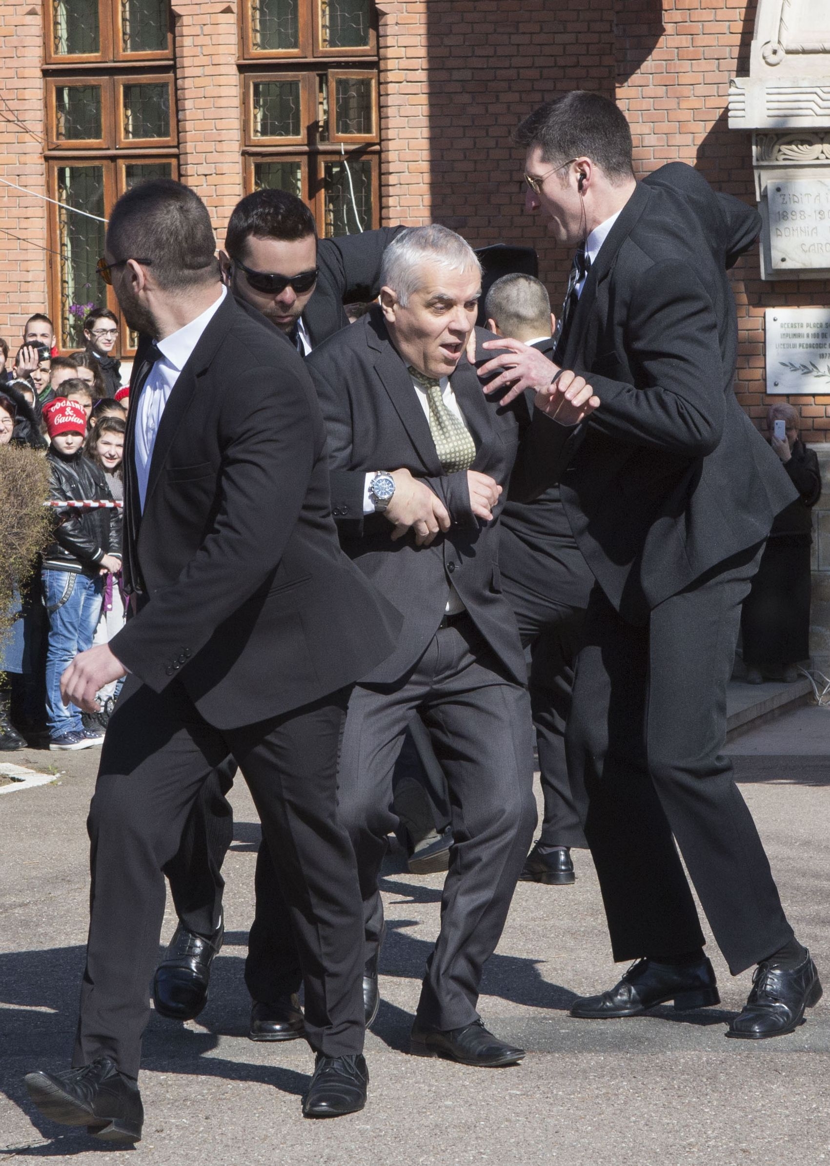 FOTO/ PROFESOR ATACAT şi atentat cu BOMBĂ în faţa Liceului Pedagogic 