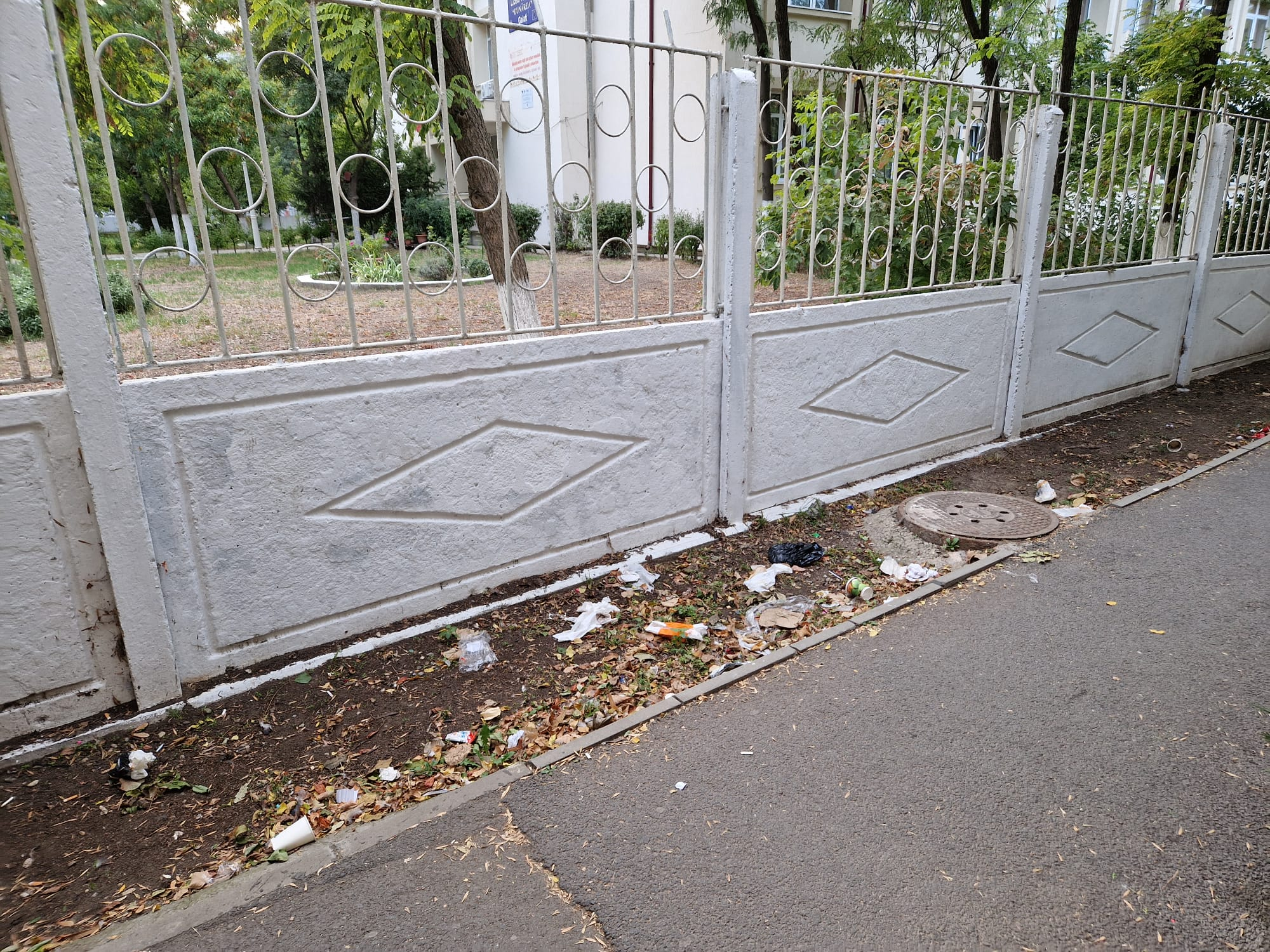 Poza zilei. A început şcoala, au venit şi gunoaiele