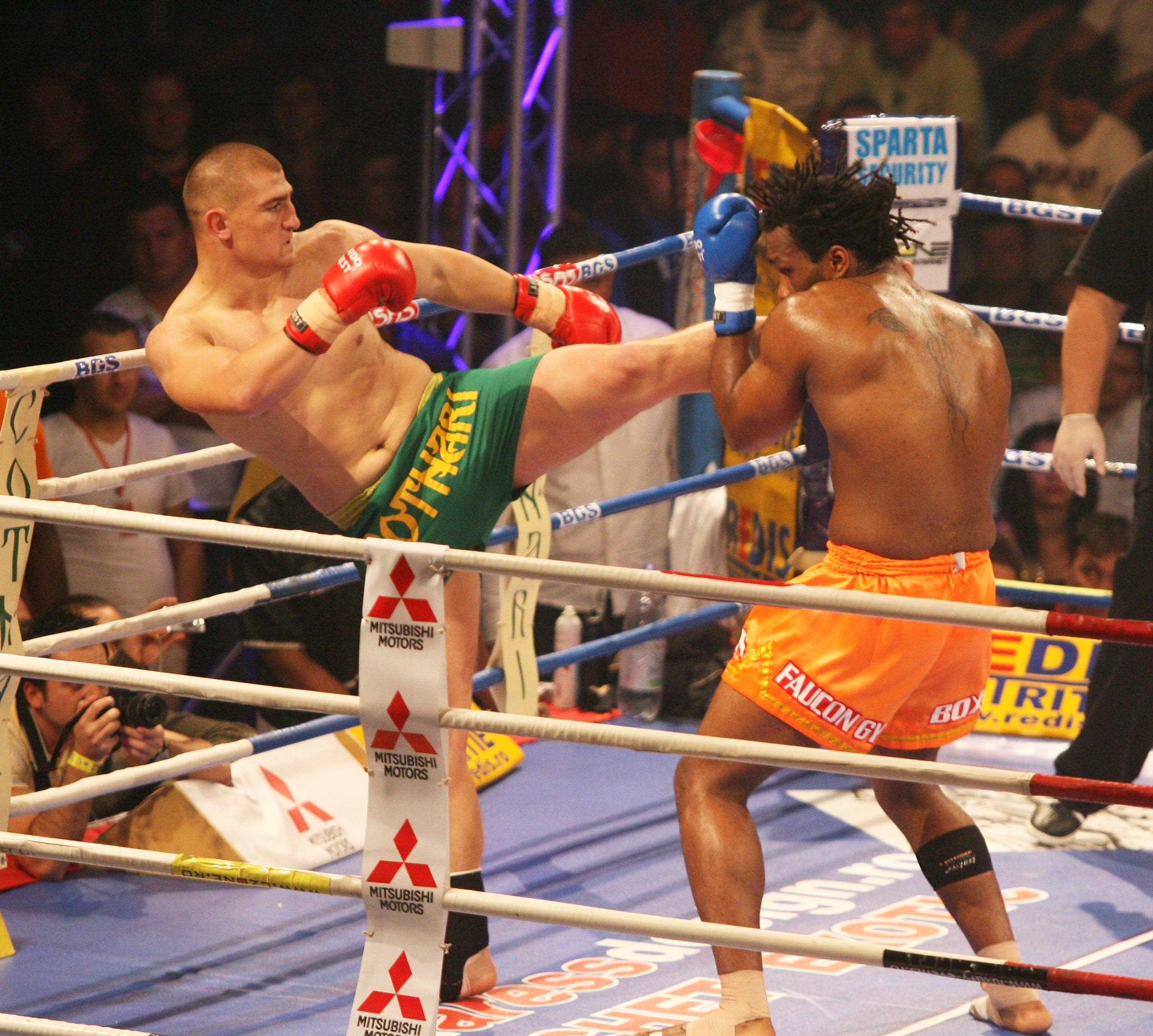 Şase români în finala circuitului Superkombat de la Galaţi