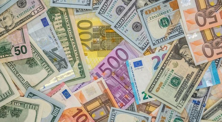 Euro a scăzut cu un ban față de lunea trecută