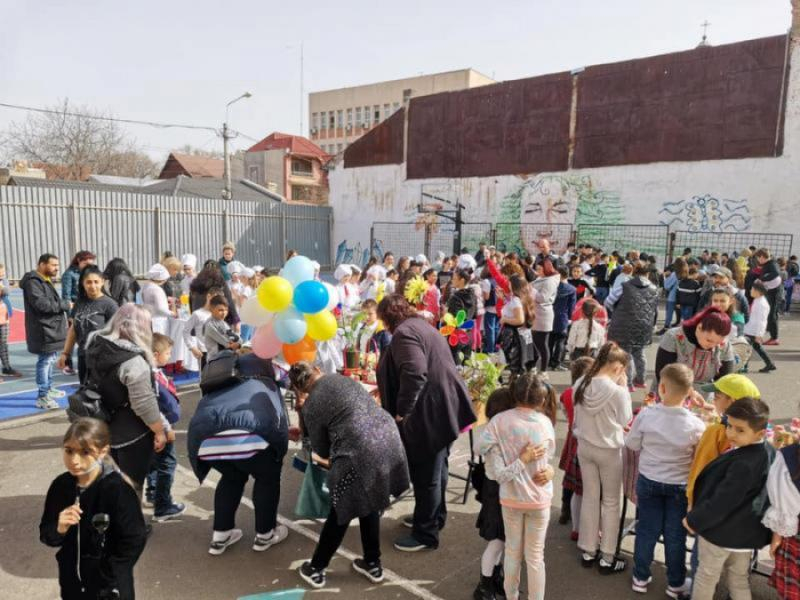 Aproape trei milioane de copii se întorc la cursuri