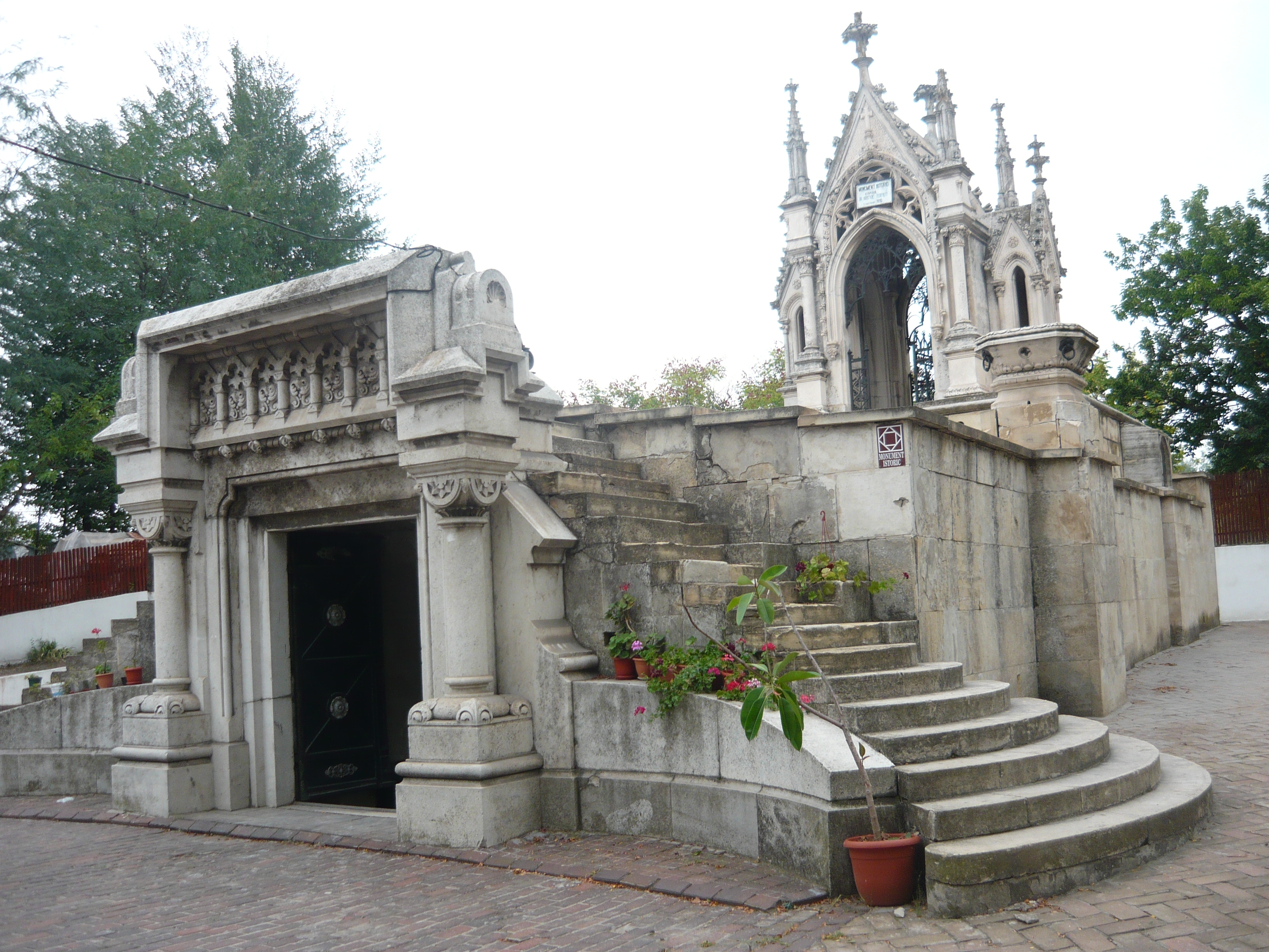 Monument de patrimoniu în paragină: Un cavou impunător din Fileşti, nereparat de la 1885