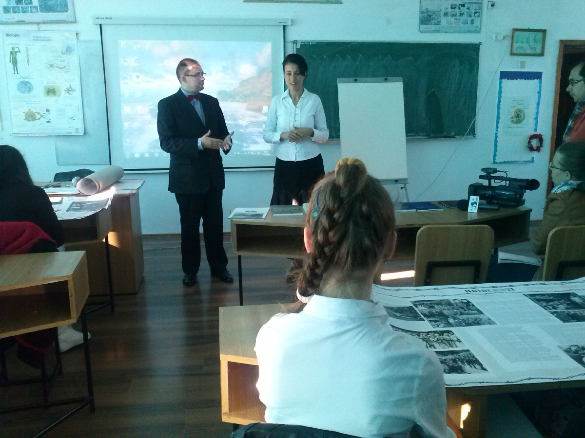 Elevi, la ora de istorie/ Holocaustul, evocat în şcoli gălăţene