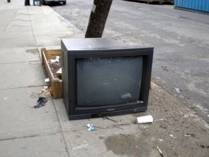 I-a spart casa şi i-a aruncat lucrurile pe geam