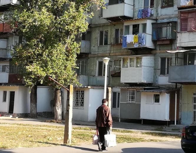 Ce se întâmplă cu extinderile de la parterul blocurilor. Gălăţenii întreabă, Primăria răspunde