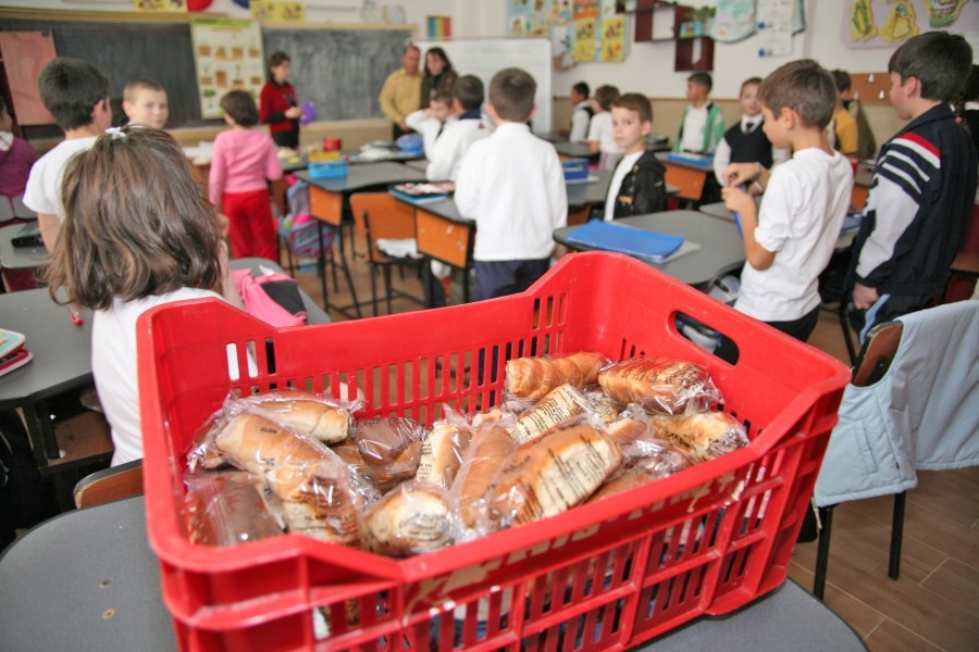 Începe distribuţia de CORN și MĂR în şcoli. AFLĂ ce se întâmplă cu LAPTELE pentru elevi