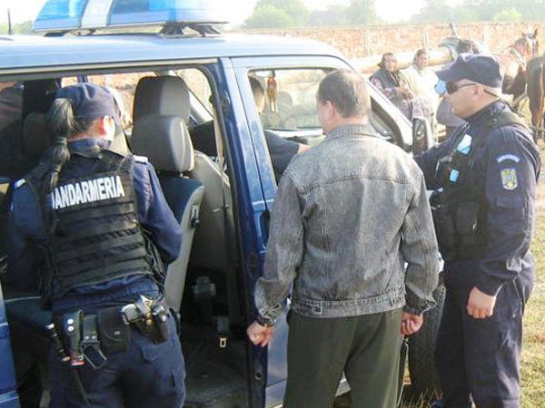 Un tânăr a fost luat pe sus de jandarmi după ce a făcut un scandal monstru în Tecuciul Nou