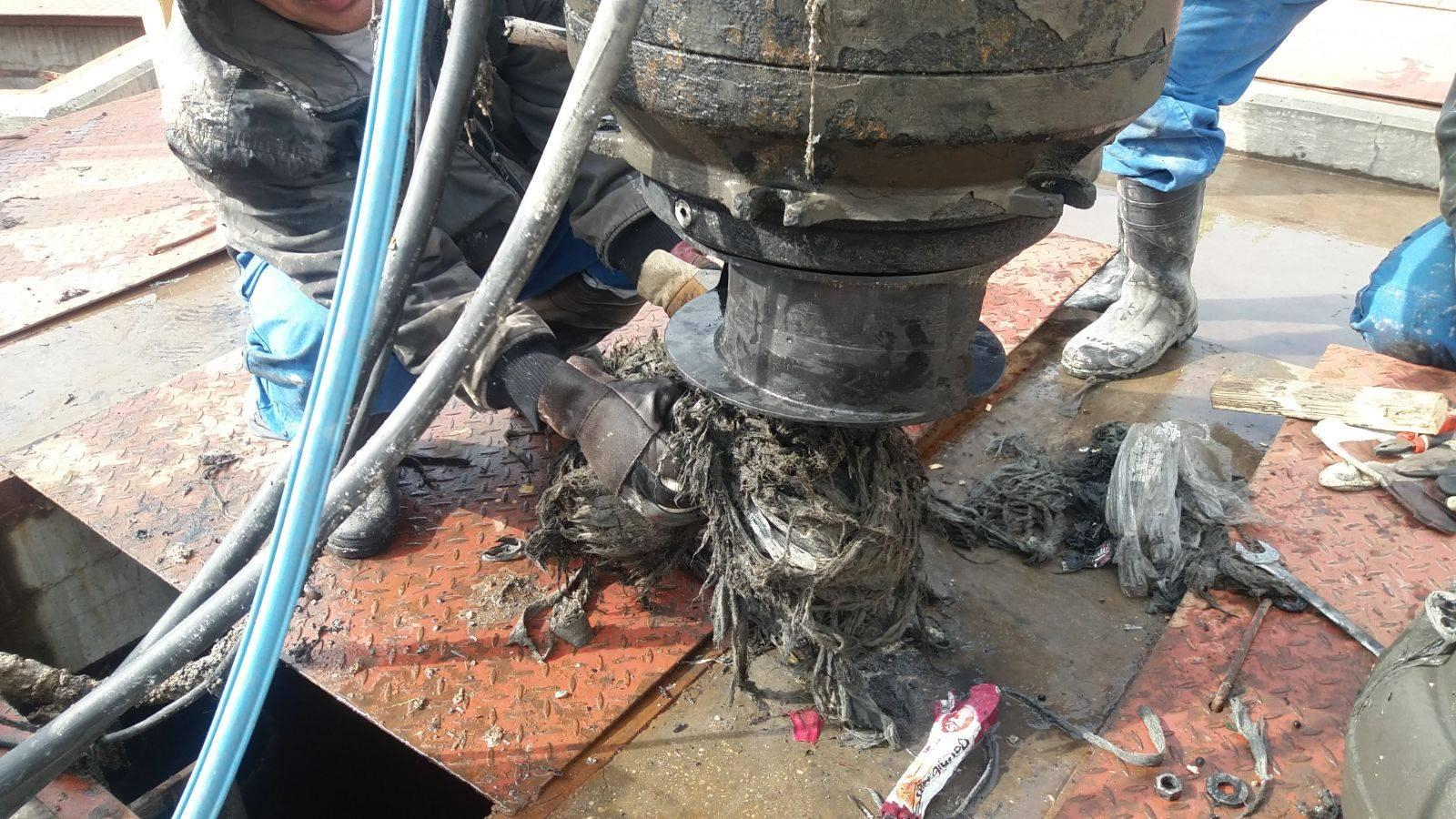 Nu mai aruncați GUNOAIE, înfundă canalizările!