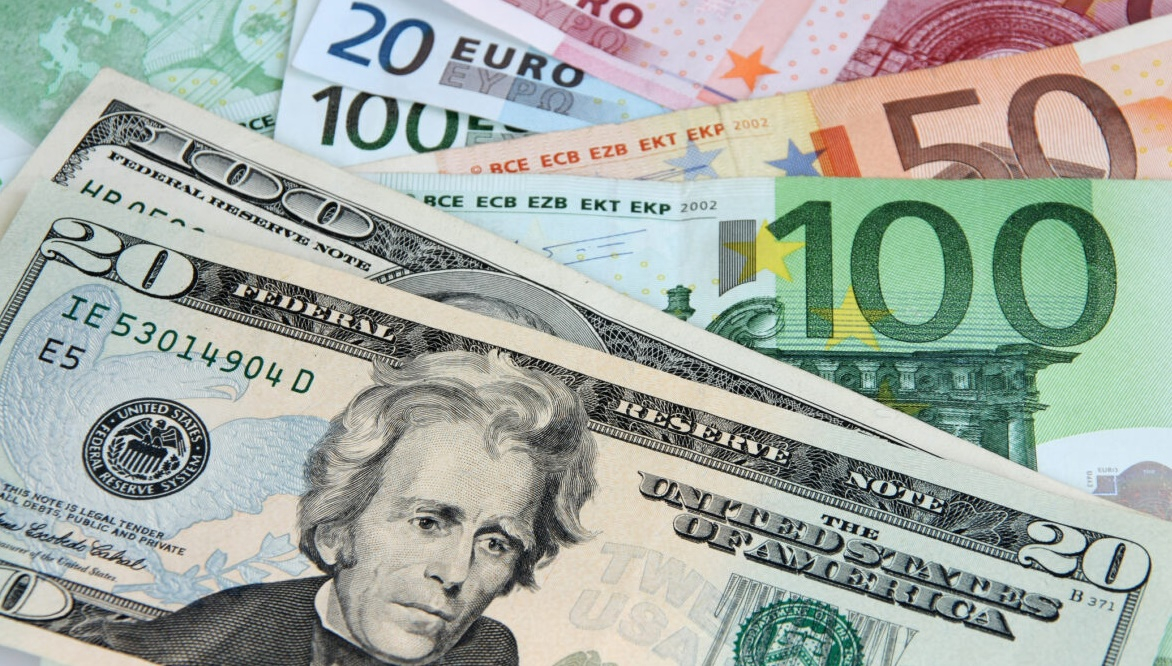 Euro a făcut un mic pas înapoi. Scădere a interesului pentru criptomonede