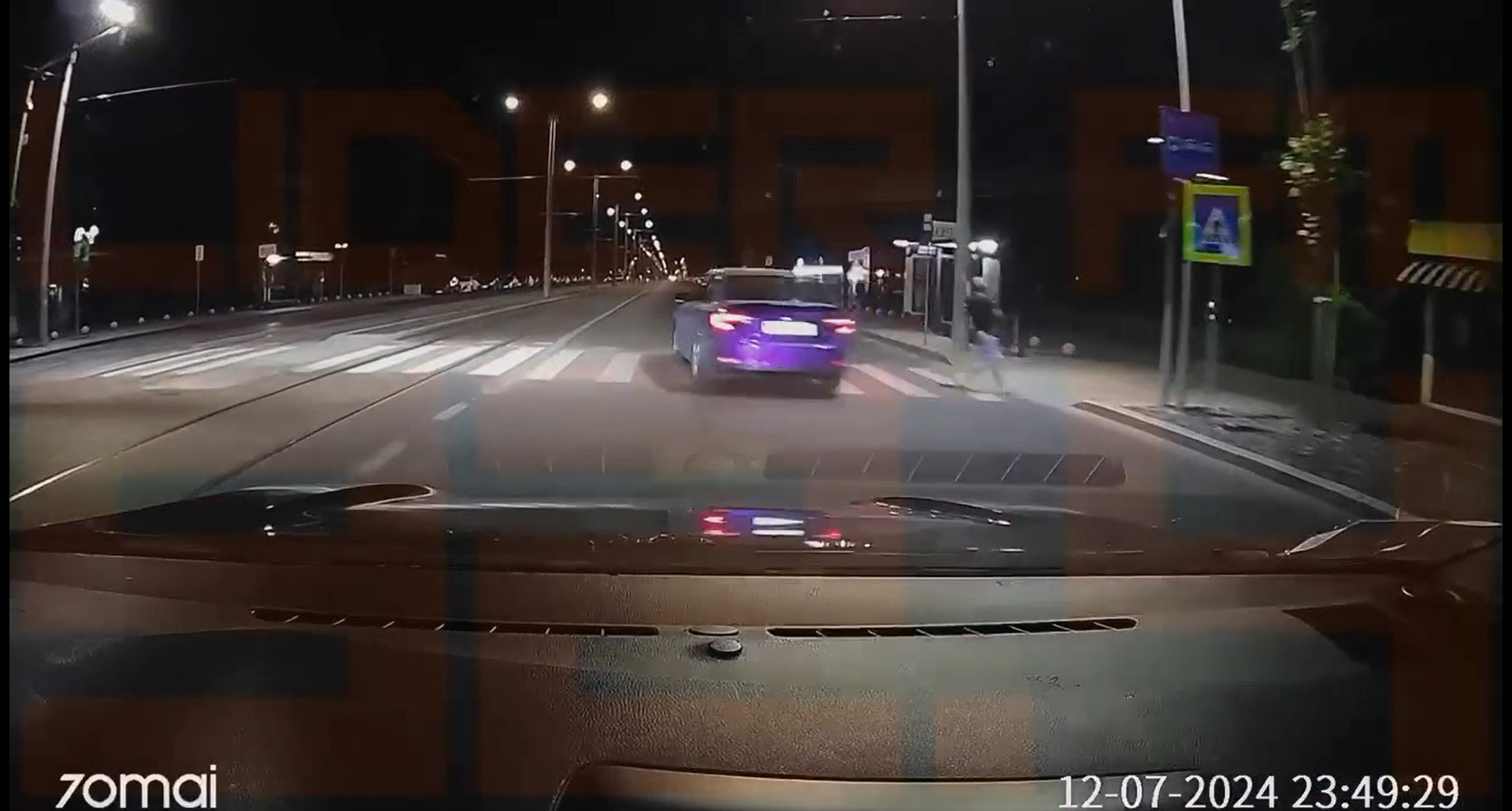 O nouă palmă pe obrazul Poliției Galați. Agent filmat în timp ce călca în picioare Codul Rutier (VIDEO)