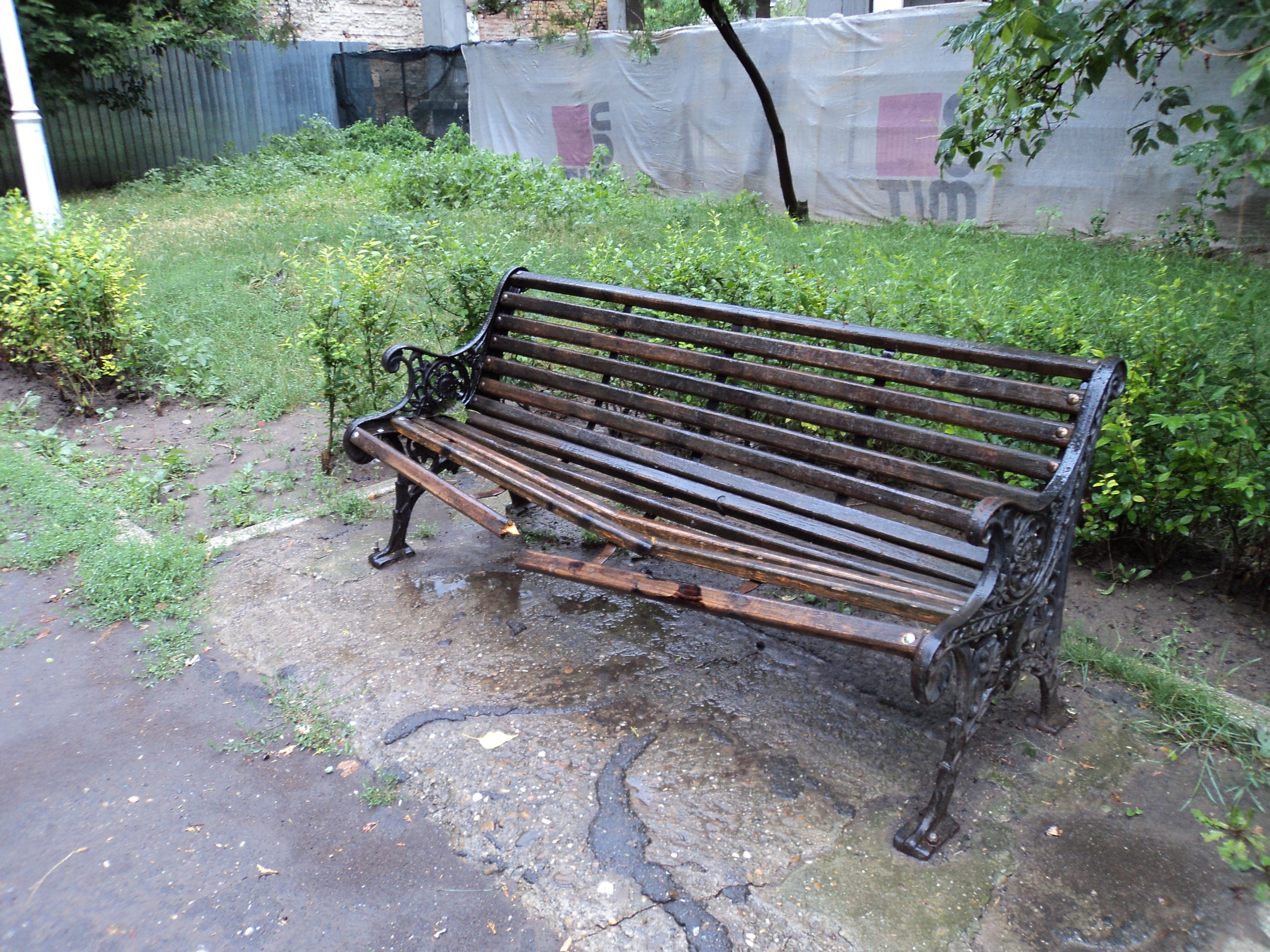 Mentenanţă pe dos: Băncile din oraş se dau cu lac, dar nu se repară