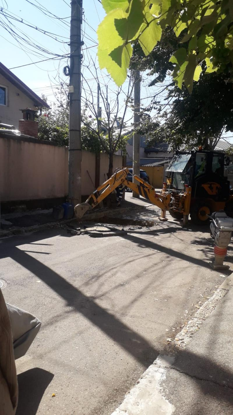 O stradă din Galaţi s-a surpat, după o conectare la utilităţi prost făcută