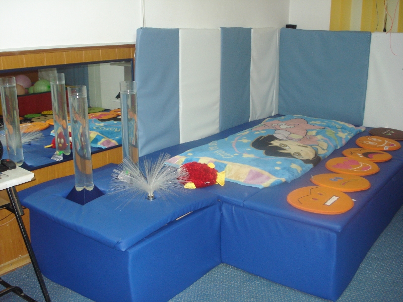 (FOTO) A fost inaugurată o CAMERĂ de terapie SENZORIALĂ pentru RECUPERAREA COPIILOR CU AUTISM