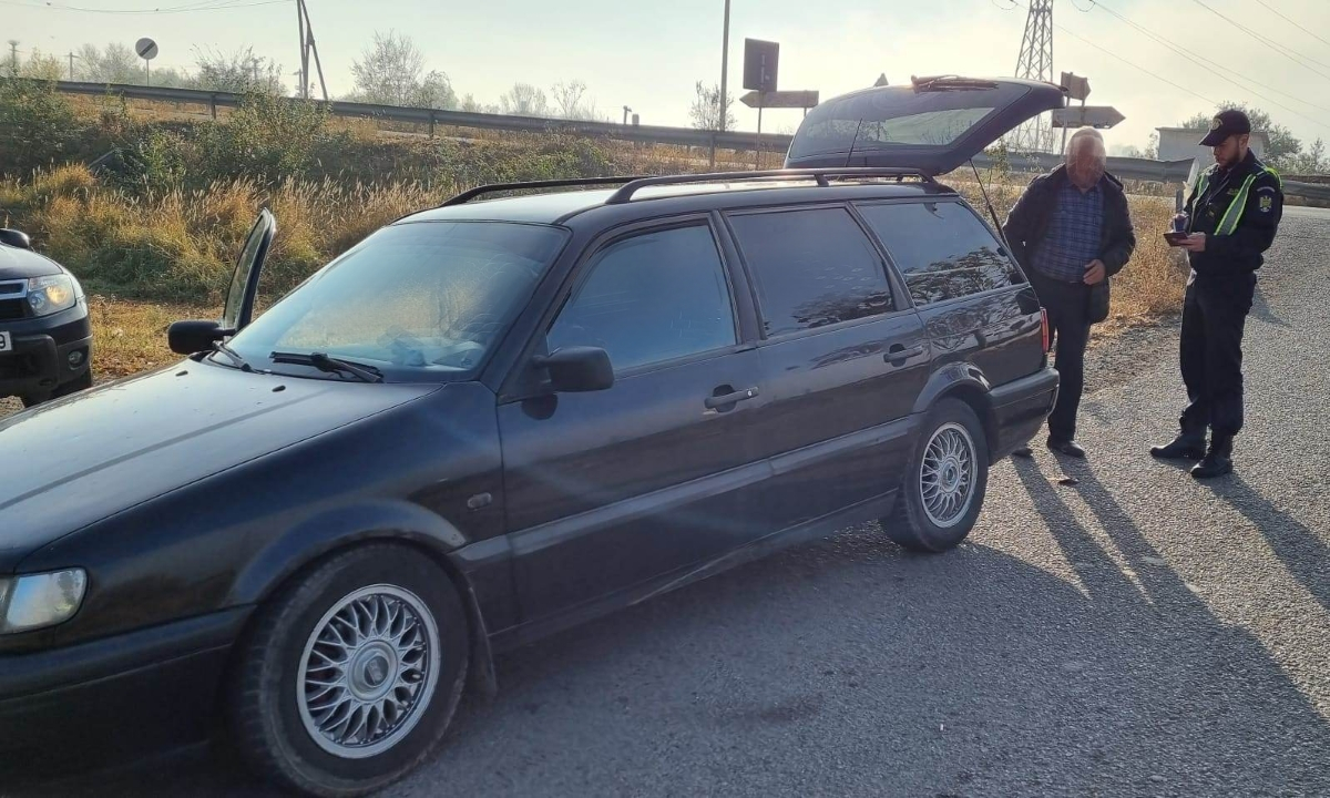 Depistat la volan cu permisul suspendat