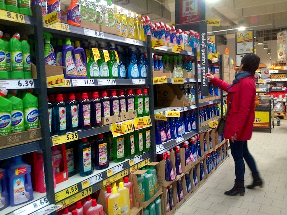 Din rafturile supermarketurilor, acasă. Cât ne COSTĂ CURĂŢENIA de primăvară 