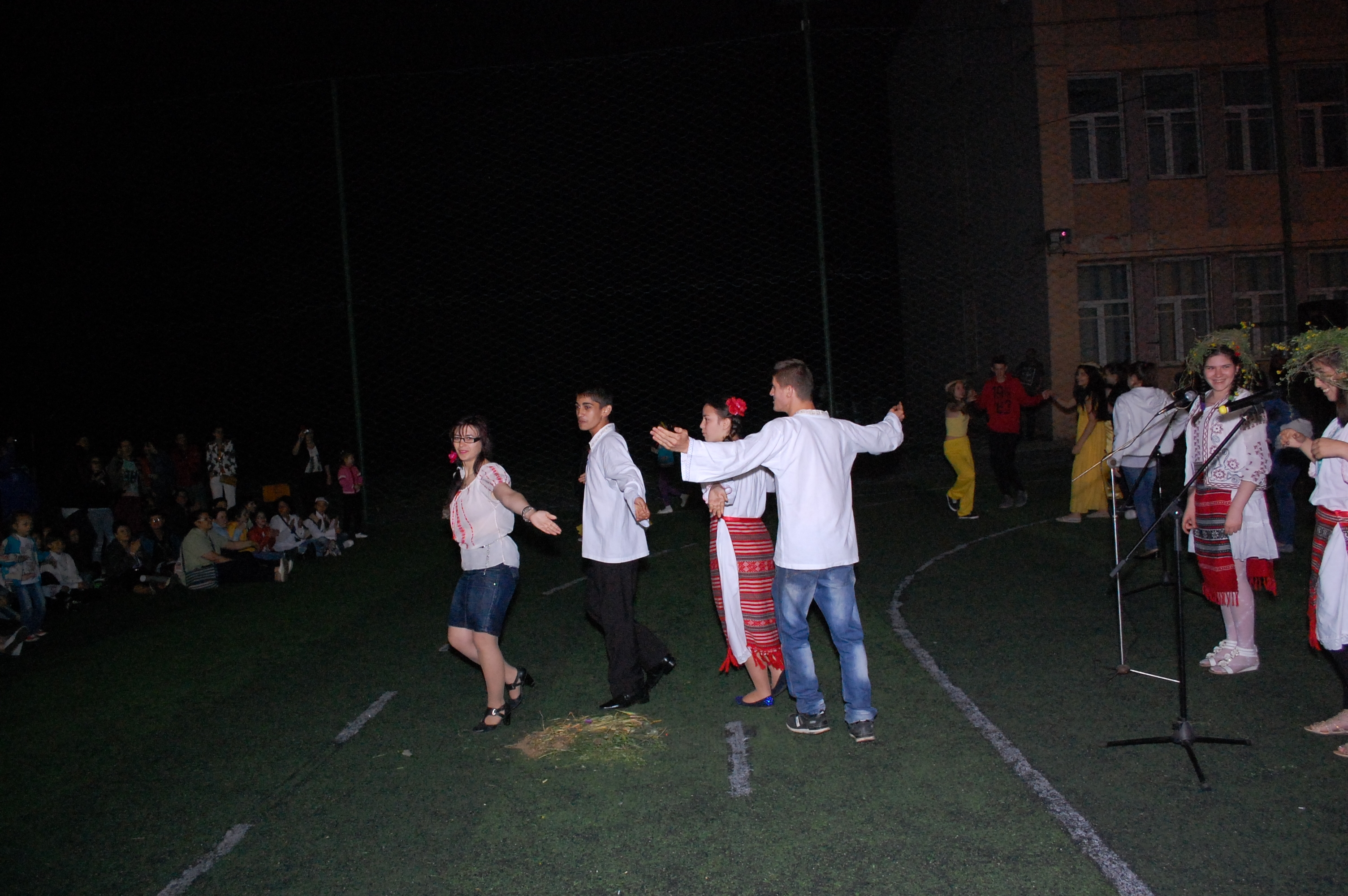 BANI europeni "TOCAŢI" în numele copiilor defavorizaţi/ Doar materiale publicitare şi "socializare" în străinătate