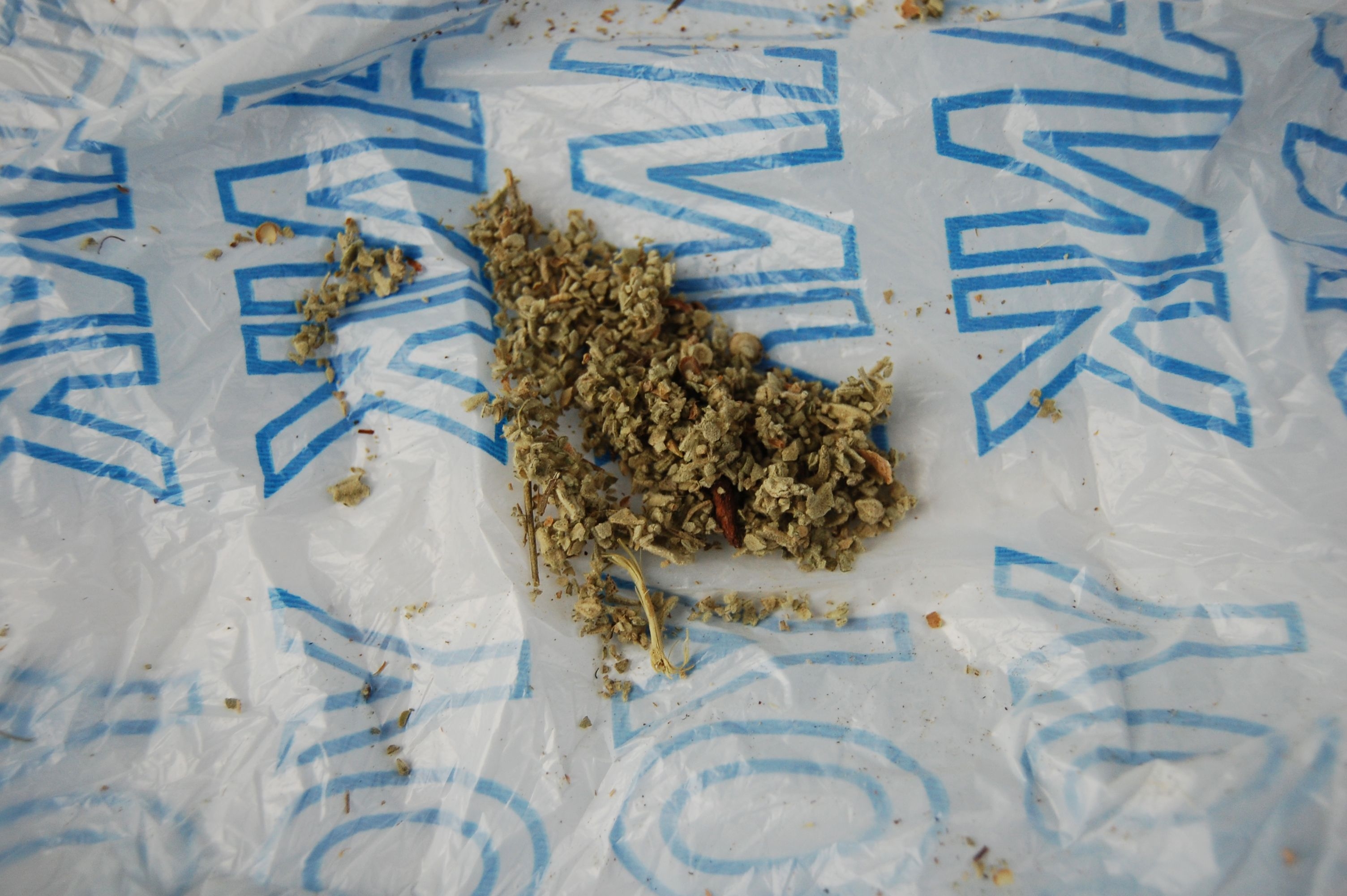 Adolescenţi drogaţi, depistaţi de poliţiştii locali