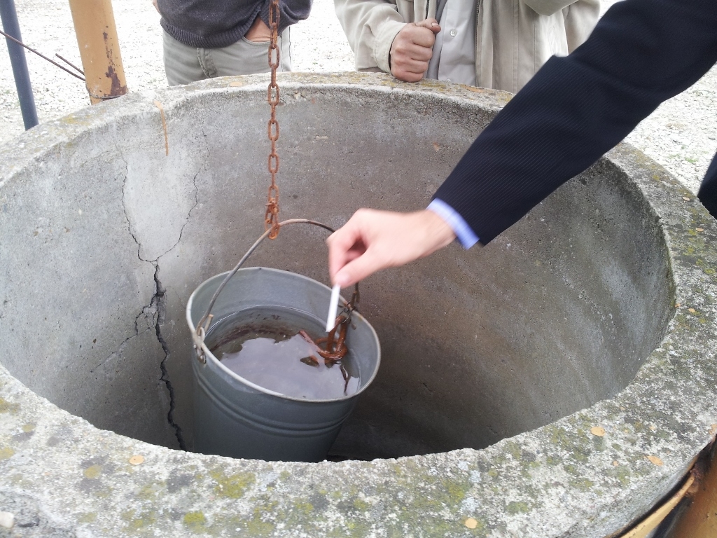 Cutremurele nu vin niciodată singure! Suspiciuni de contaminare a puţurilor din Izvoarele