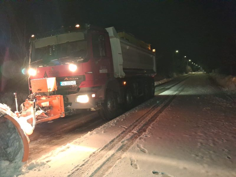 Polei şi zăpadă, pe drumurile judeţene. Intervenţii în cursul nopţii trecute