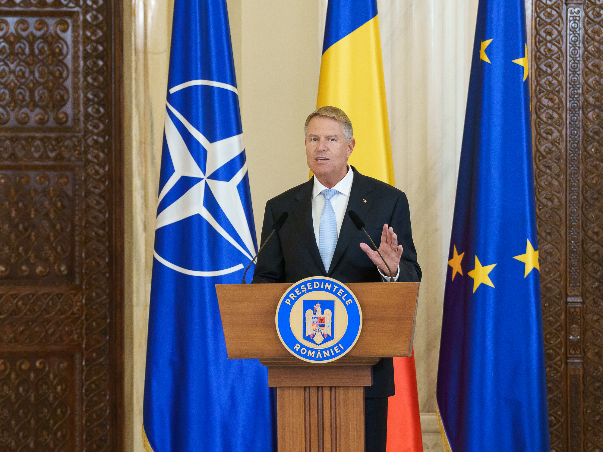 Klaus Iohannis: „Dragi români, vă cer iertare pentru că de-a lungul timpului am luat decizii care v-au nemulţumit”