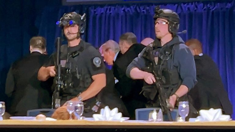 Trump, Vance și alți oficiali, evacuați de Secret Service. Focuri de armă la dineul corespondenților