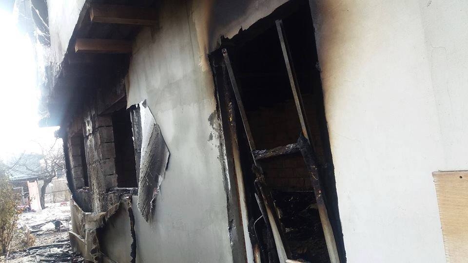 APEL UMANITAR. Doi liceeni au rămas fără acoperiş deasupra capului