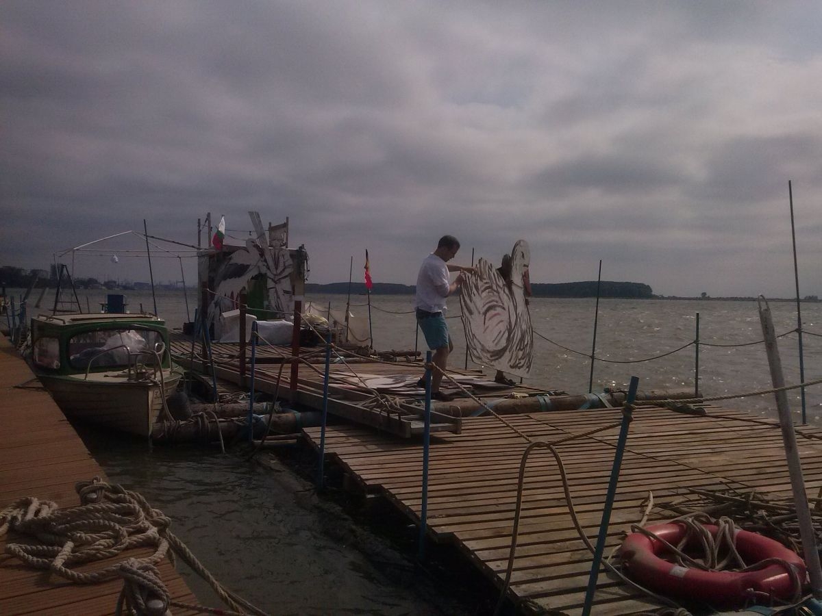 Cu pluta, din Serbia până la Tulcea. Trei nemţi ne învaţă să preţuim Dunărea