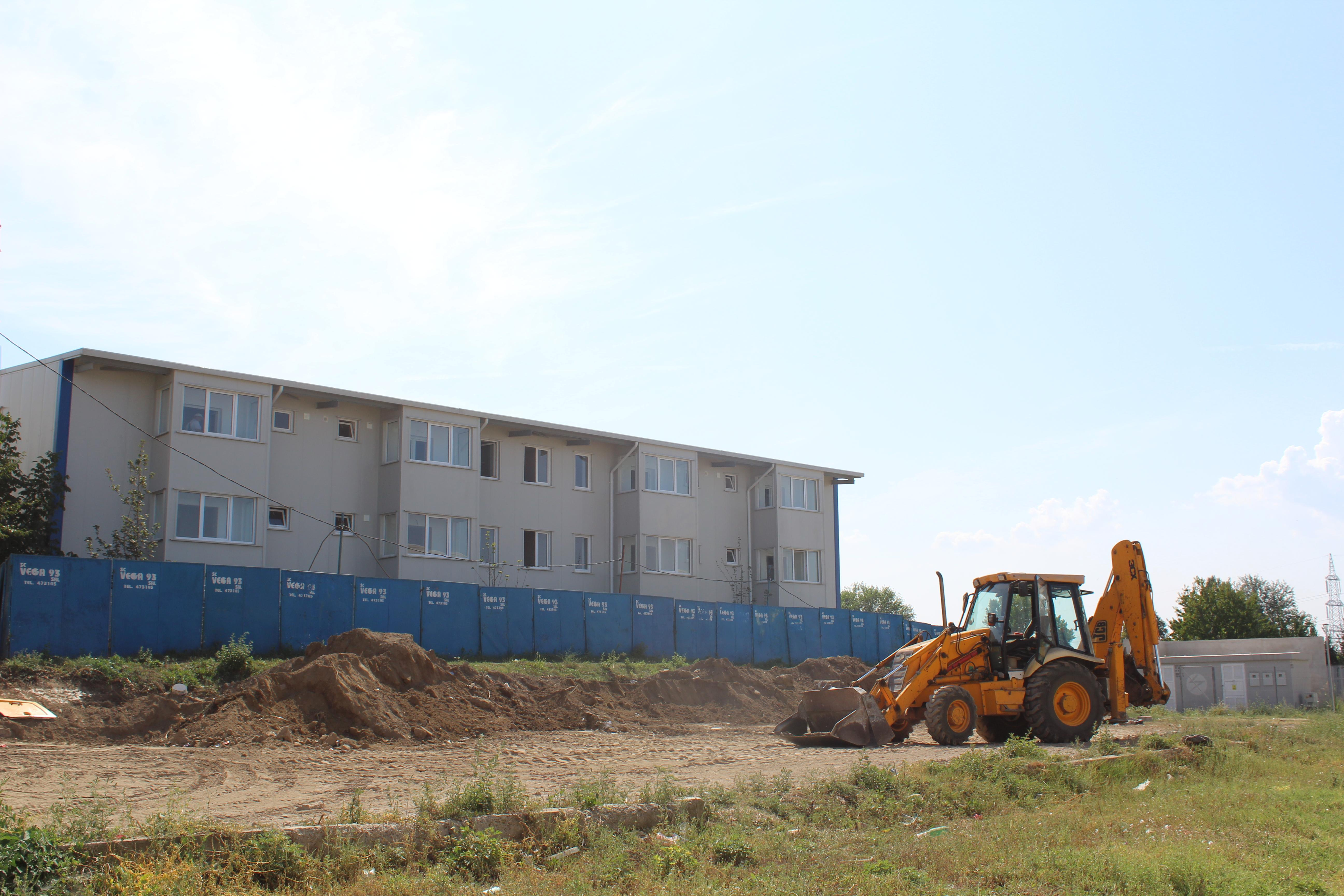 Primăria se pregăteşte să îngroape un bloc (FOTO)