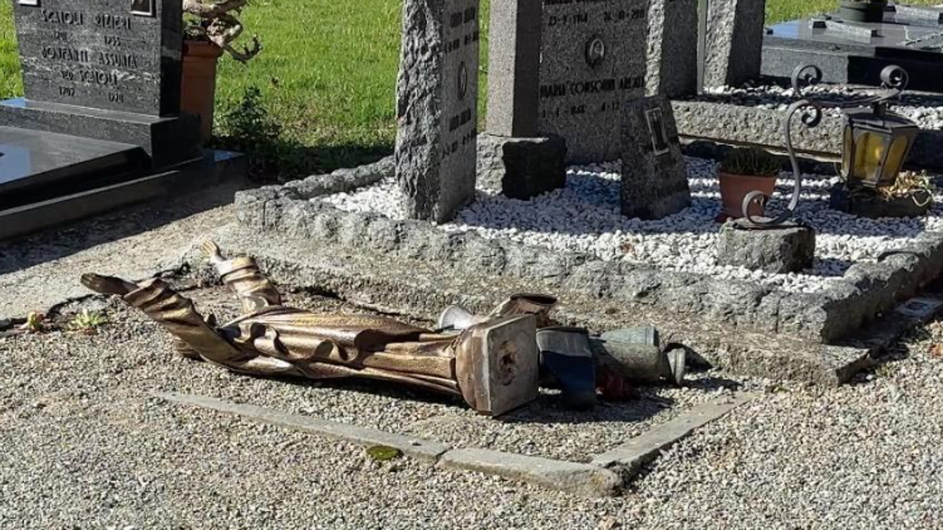 Cimitir italian devastat de hoți români