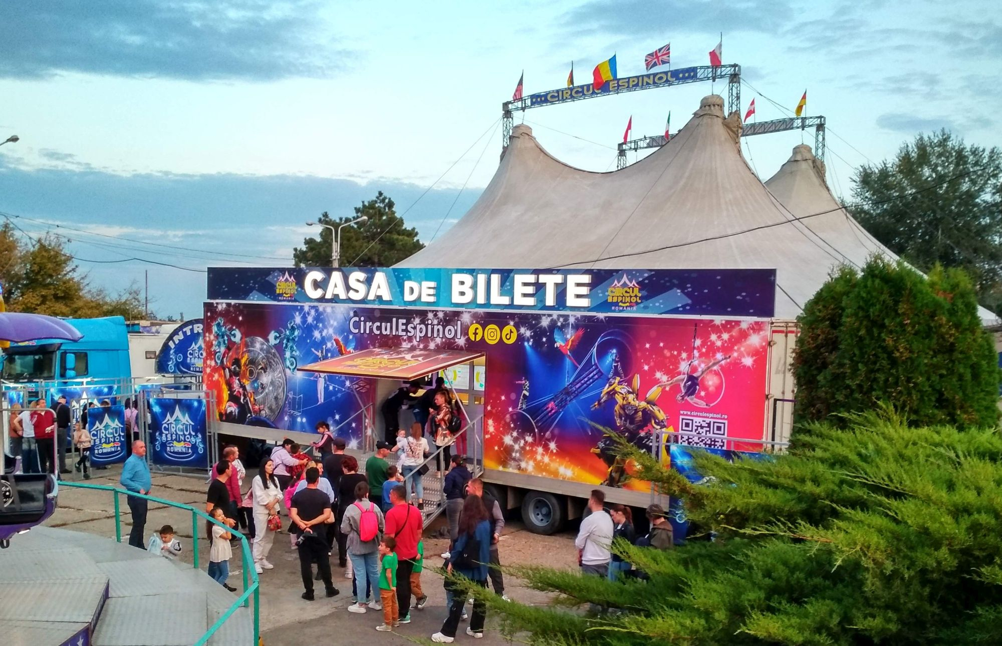 Gălăţenii stau la coadă pentru a se bucura de circ