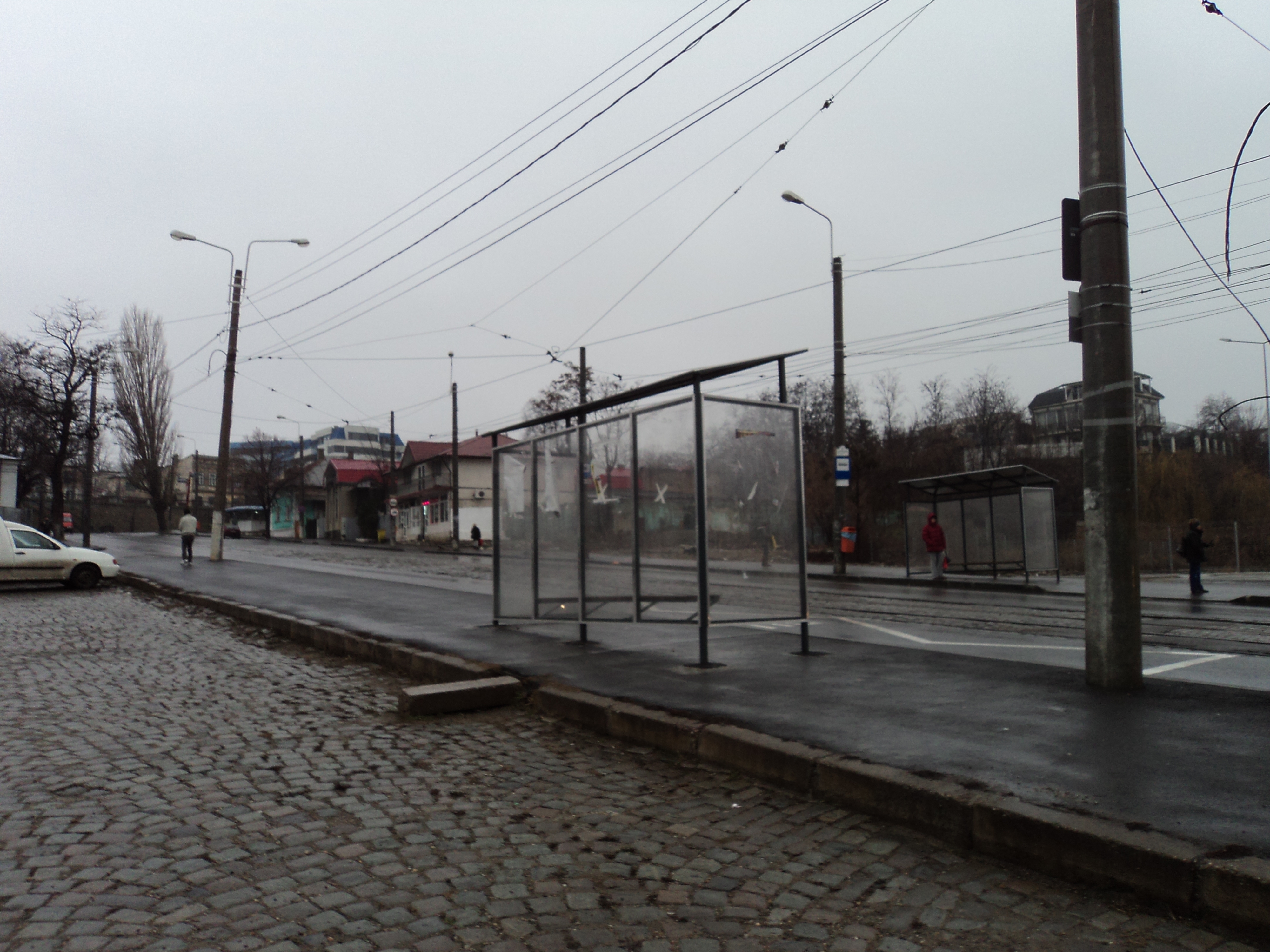 Refugiu inutil în apropierea Gării. Unde nu trebuie, avem, iar unde trebuie, n-avem 