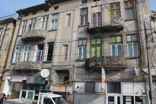 "De BALCONUL CĂZUT nu s-a ocupat nimeni...", la aproape o săptămână de la incident