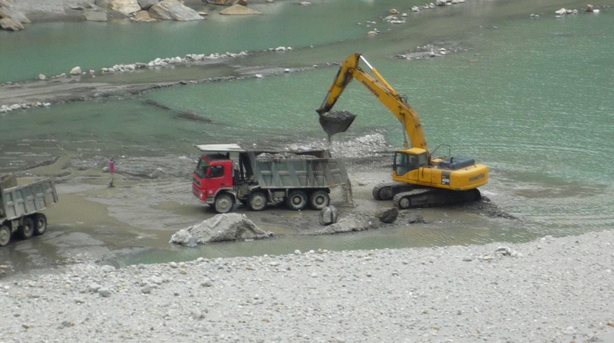 Patron cercetat pentru că a "curăţat" Siretul