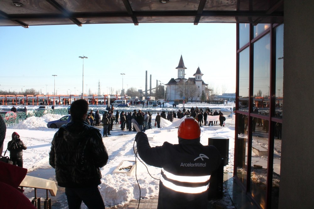 Mai mulţi siderurgişti gălăţeni la autobuz decât la MITINGUL DE PROTEST