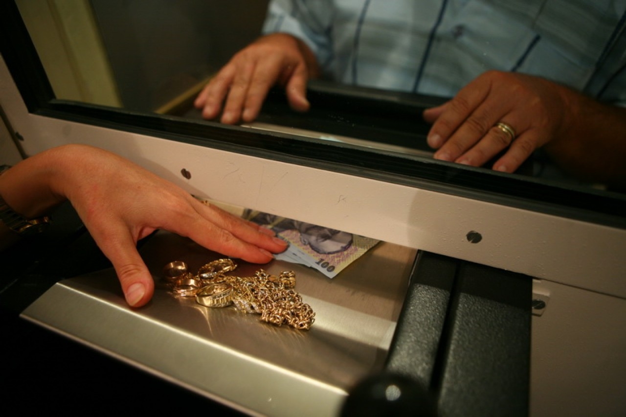 Păziţi-vă bine bijuteriile pe stradă! Tâlharii au o metodă rapidă de a scăpa de prăzi