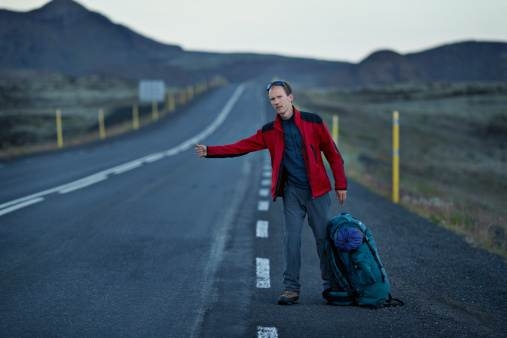 Senatorii au decis că AUTOSTOPUL este ILEGAL! Ce AMENZI riscă ŞOFERII 