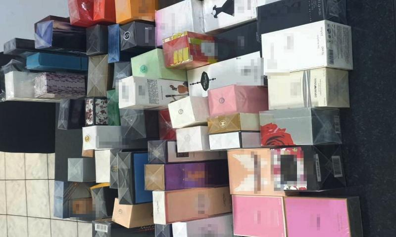 Depistat cu parfumuri contrafăcute