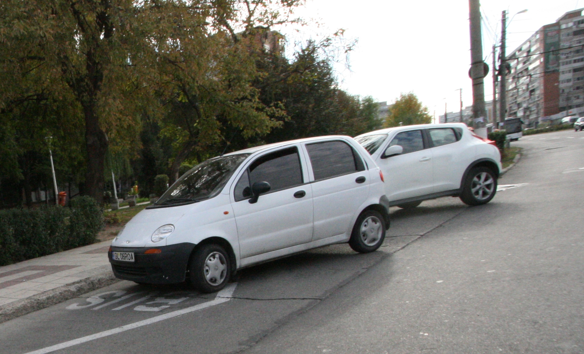 Centrul sufocat - Maşini cu duiumul, locuri de parcare insuficiente
