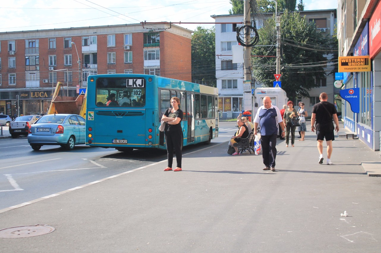 Centrul oraşului, prăfuit şi oprit în timp