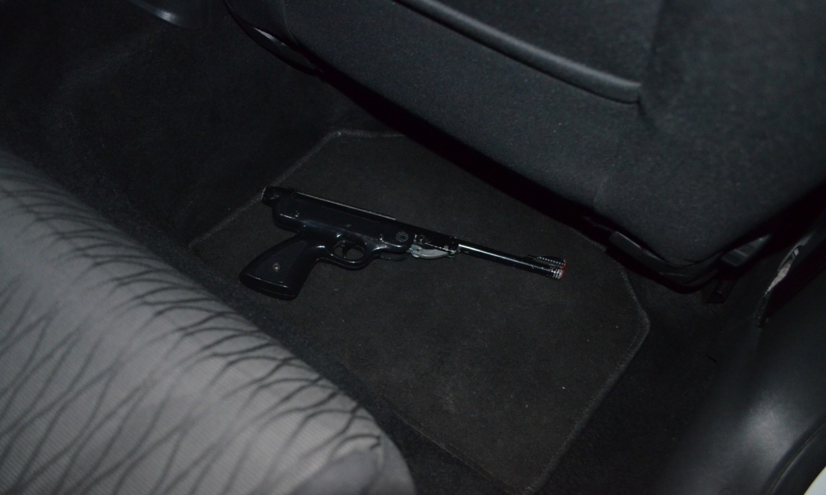 Armă găsită ascunsă într-un autoturism