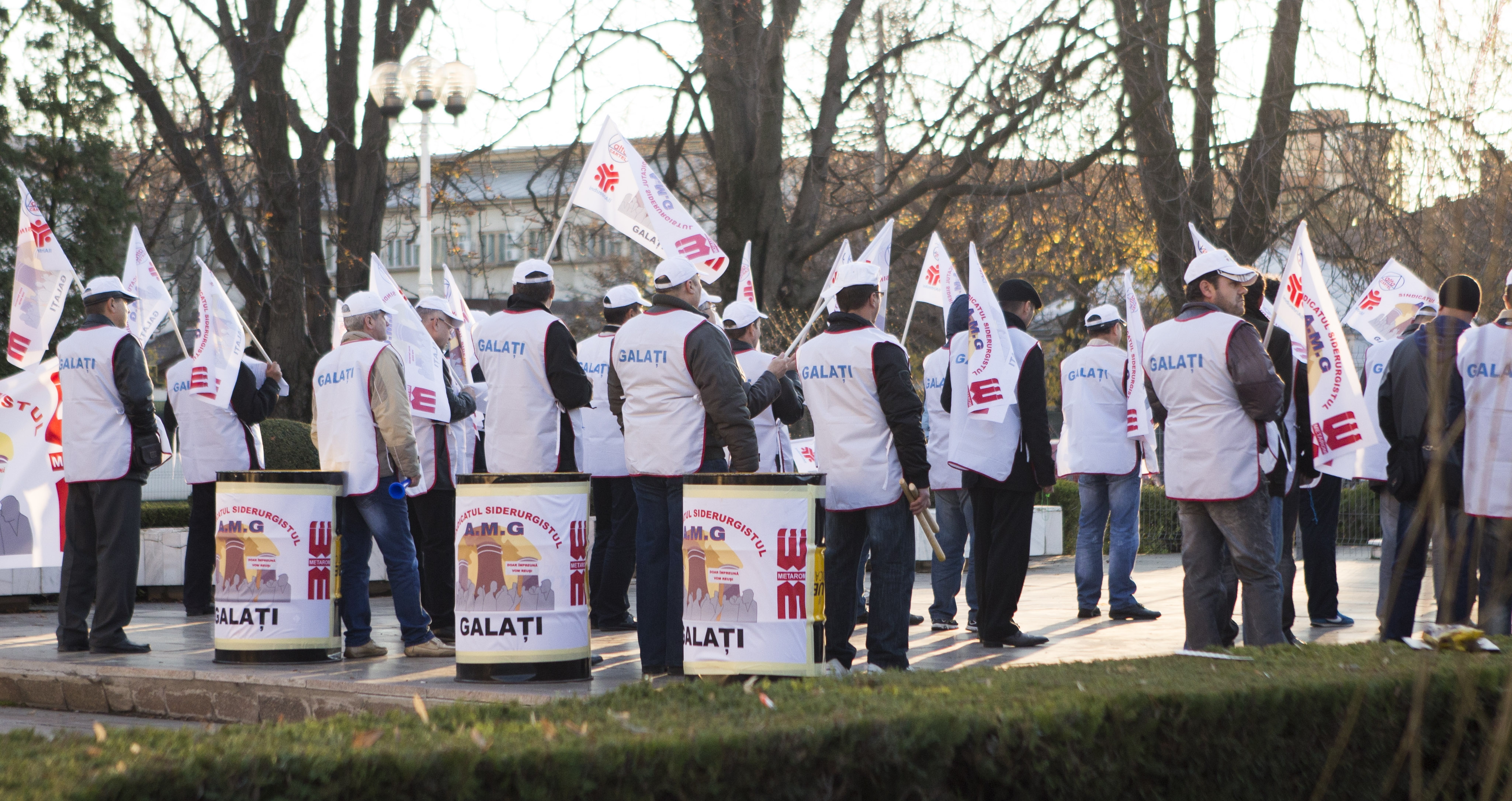 Sindicaliştii de la Cartel Alfa au manifestat cu spatele la Prefectură, în semn de dispreţ faţă de guvernanţi