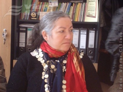 Poeta Luminiţa Cioabă şi caietul cu găuri