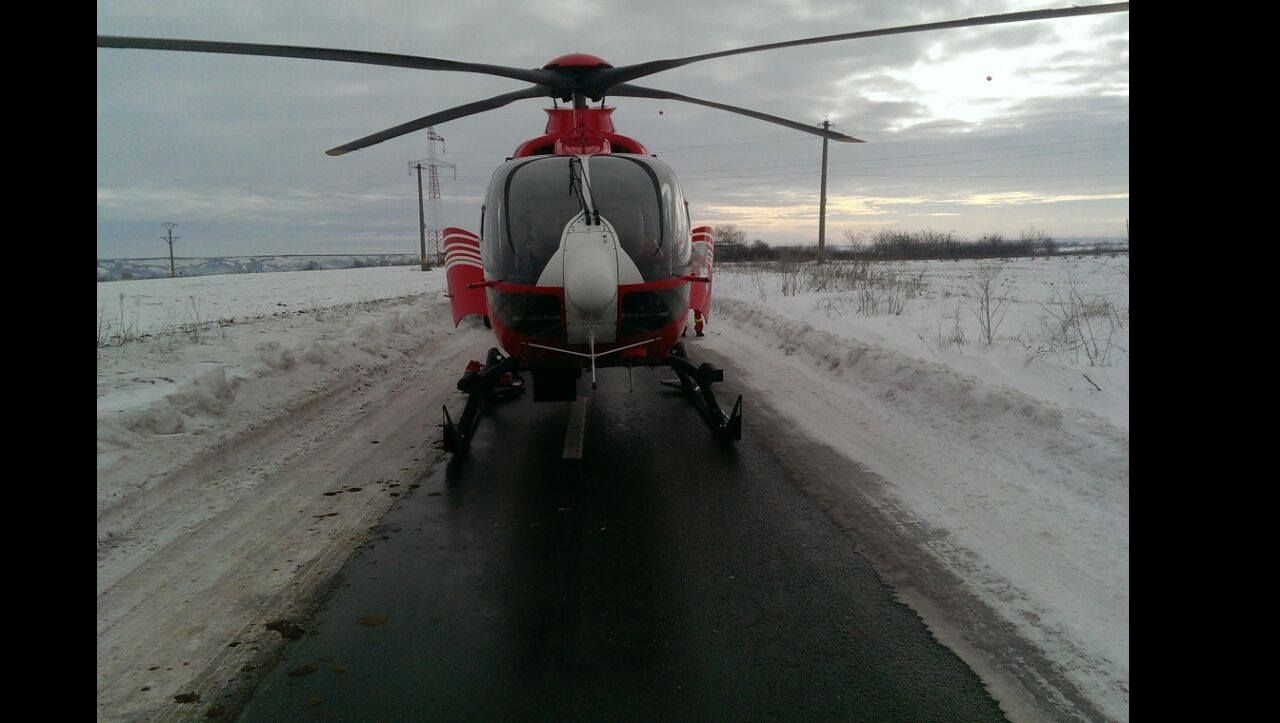 Misiune de salvare pentru un bărbat din Pechea. Elicopterul SMURD a aterizat pe şosea