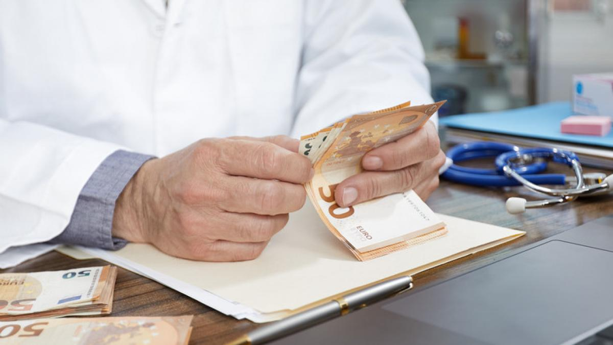 Patru medici din Iași, urmăriți penal pentru luare de mită