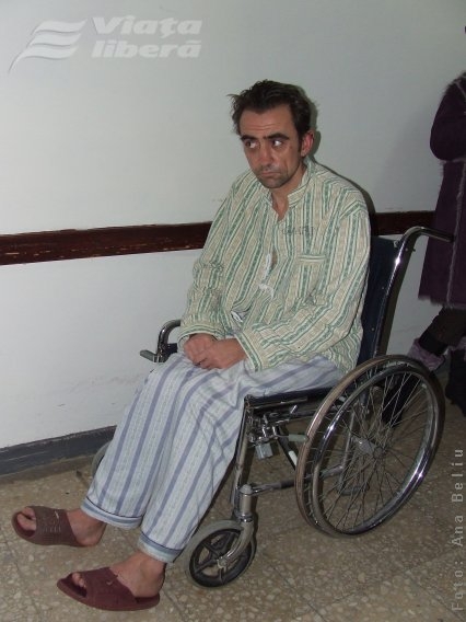 Cu capul spart şi buzunare goale