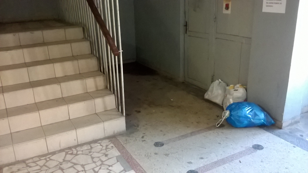 Vecinii darnici îşi lasă sacul menajer pe hol/ Mulţumim pentru „cadou”