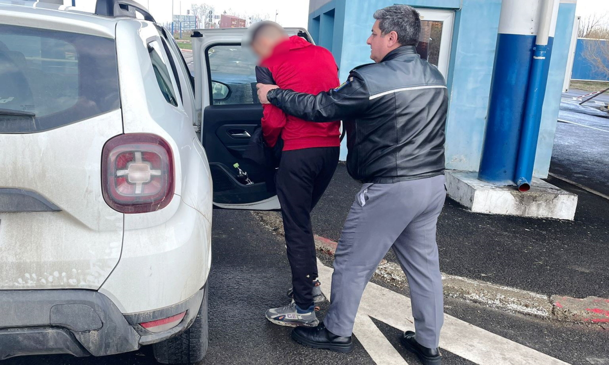 Un proxenet se joacă de-a baba oarba cu poliția din două state