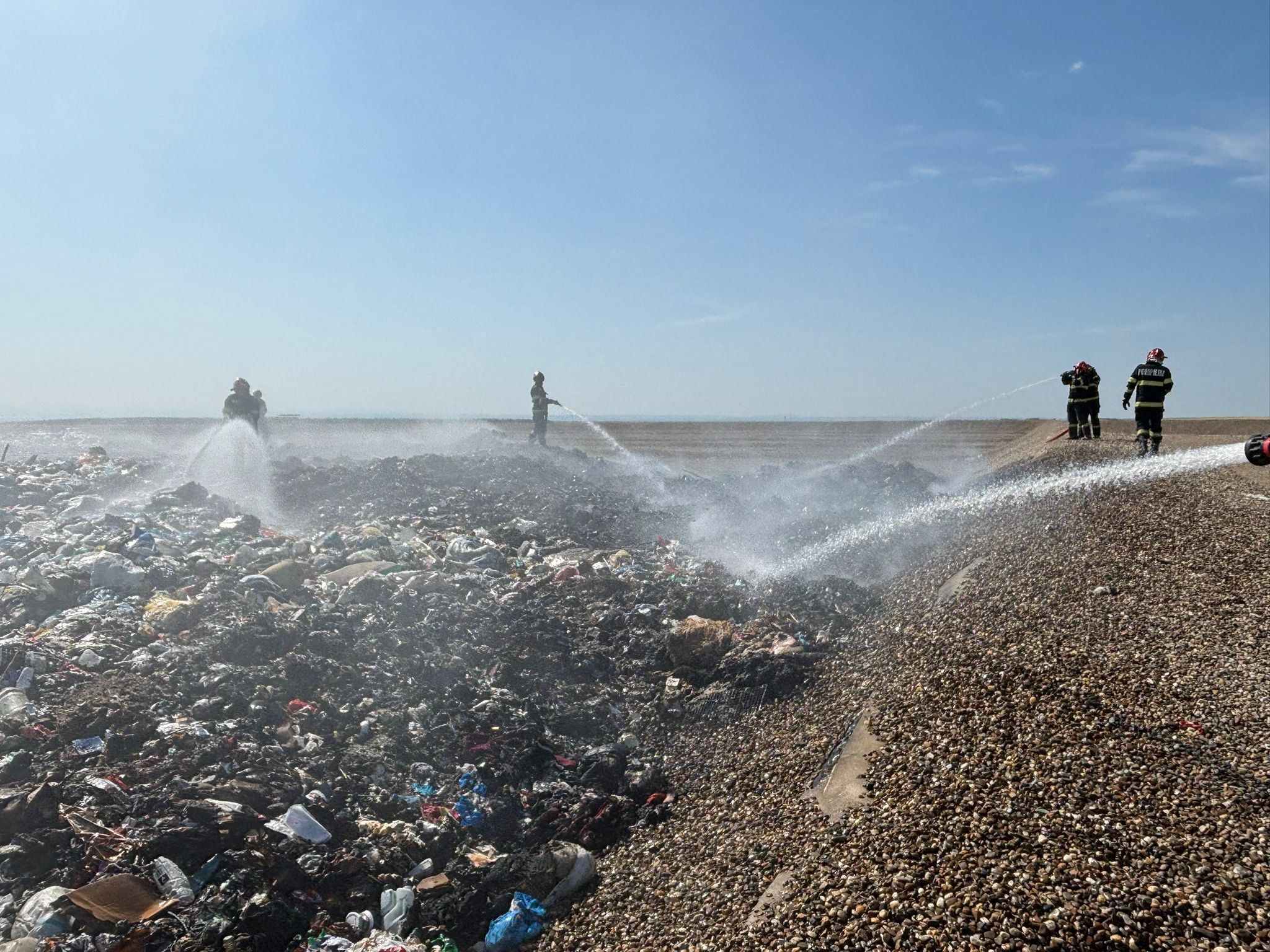 Incendiu la noua groapă de gunoi de la Valea Mărului